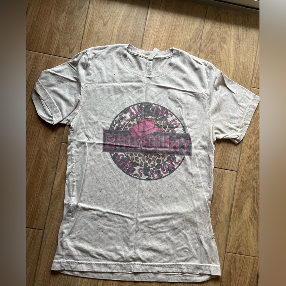 🩷 10 FOR $15 SALE 🩷 Leave them Broadway girls alone beige speckled tee tshirt